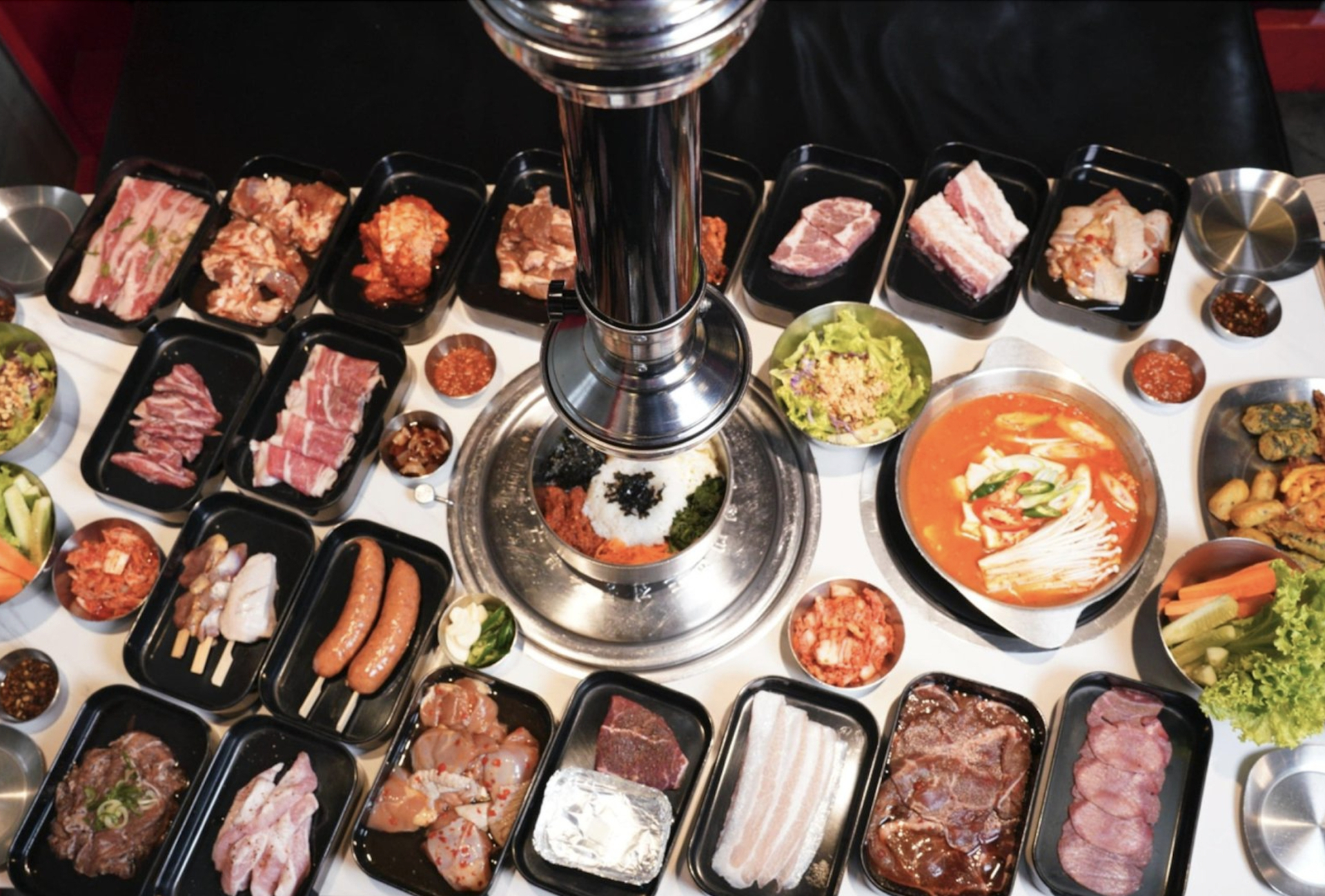 Không thể phủ nhận vai trò tích cực của mạng xã hội trong việc giúp nhiều quán ăn nhỏ lẻ tiếp cận được đông đảo khách hàng (Ảnh minh hoạ)