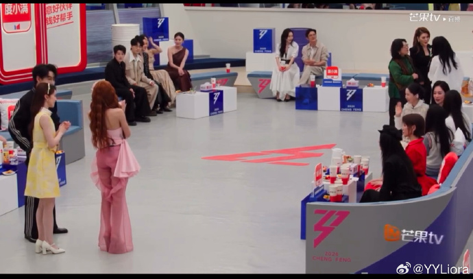 Trong khung hình toàn cảnh trên sóng livestream, khi Trang Pháp đang đứng giới thiệu về bản thân, các nghệ sĩ Trung Quốc khác túm tụm nói chuyện riêng với nhau, không ai tương tác hay lắng nghe đại diện Việt Nam nói. Hình ảnh này khiến fan Việt bức xúc. Nguồn: Weibo.