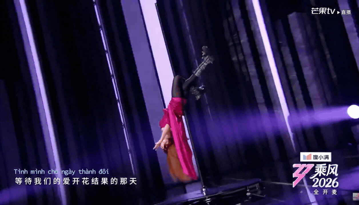 Màn trình diễn múa cột đặc trưng của Trang Pháp