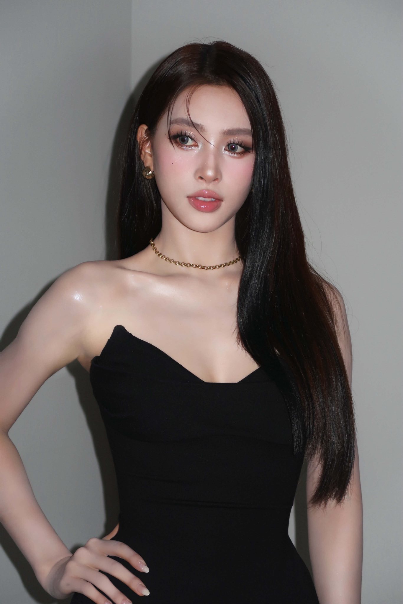   Mỗi lần xuất hiện, người đẹp Quảng Nam đều cho thấy sự trưởng thành rõ rệt cả về phong cách lẫn thần thái. Ảnh: FBNV  