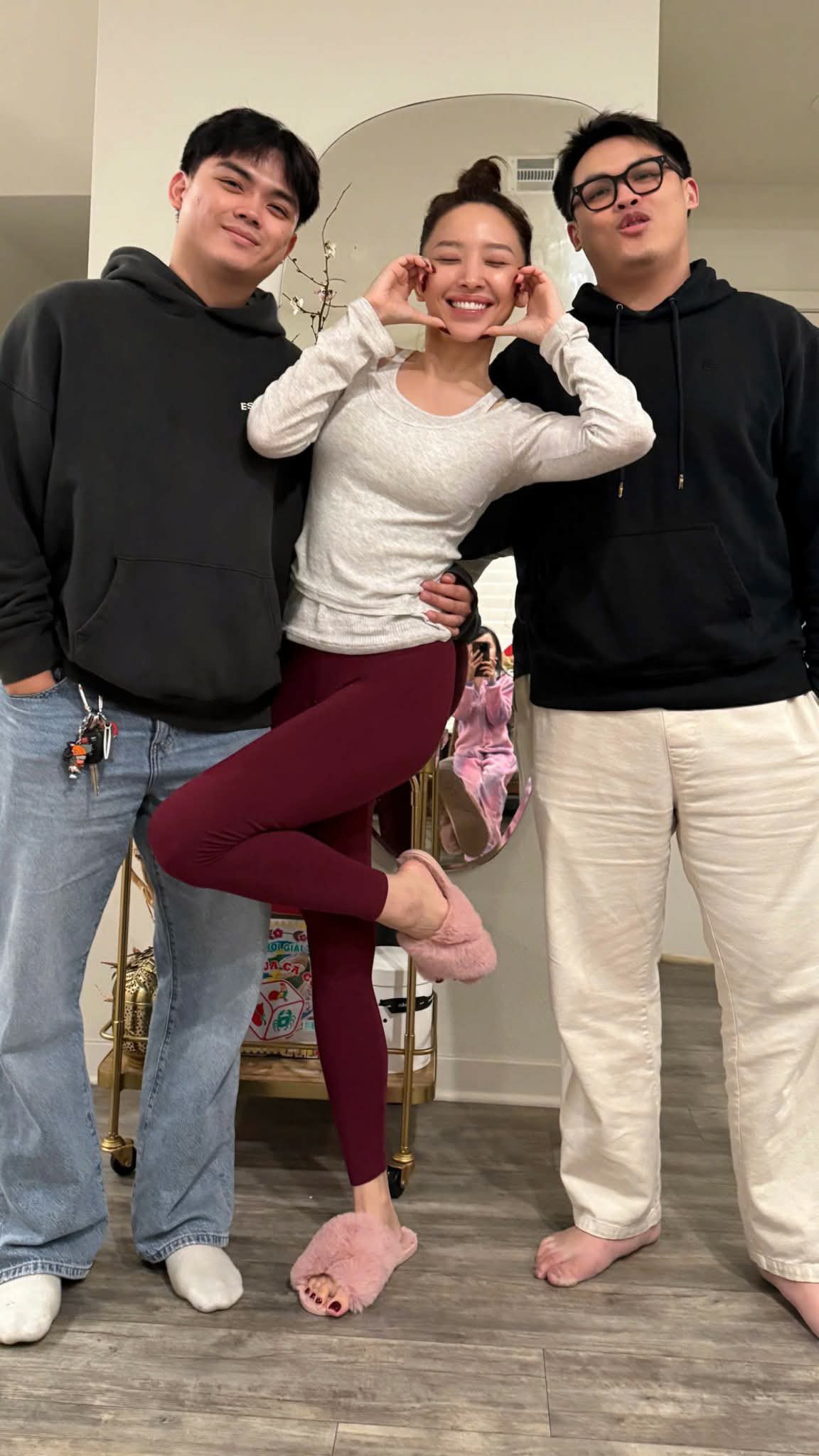 Tóc Tiên hạnh phúc trong vòng tay người thân ở Mỹ 