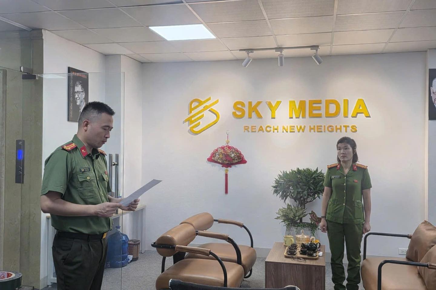   Cơ quan An ninh điều tra Công an Thành phố tiến hành khám xét Công ty Sky Media (Ảnh: Công an TP Hà Nội)  