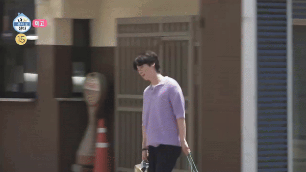 Ahn Jae Hyun từng đi chệnh choạng, thở hổn hển dù không xách vật nặng. Ảnh: Nate