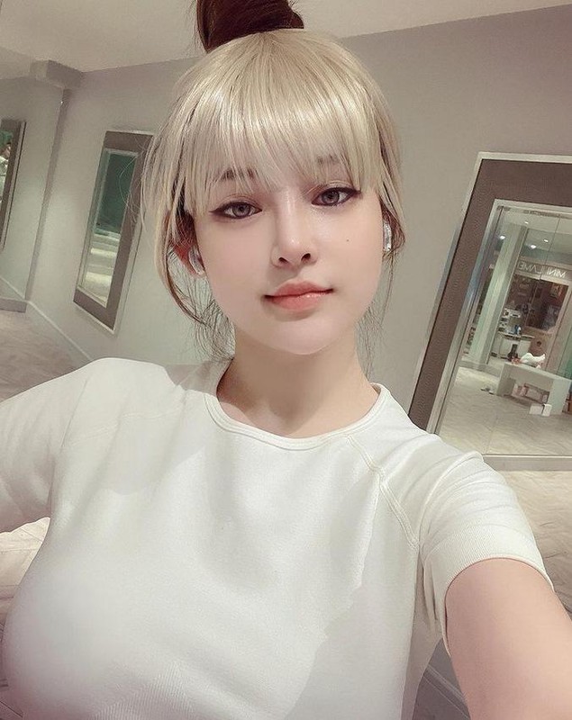 Có thời điểm Huyền Baby được cho là lạm dụng phẫu thuật thẩm mỹ khiến gương mặt trở nên đơ cứng