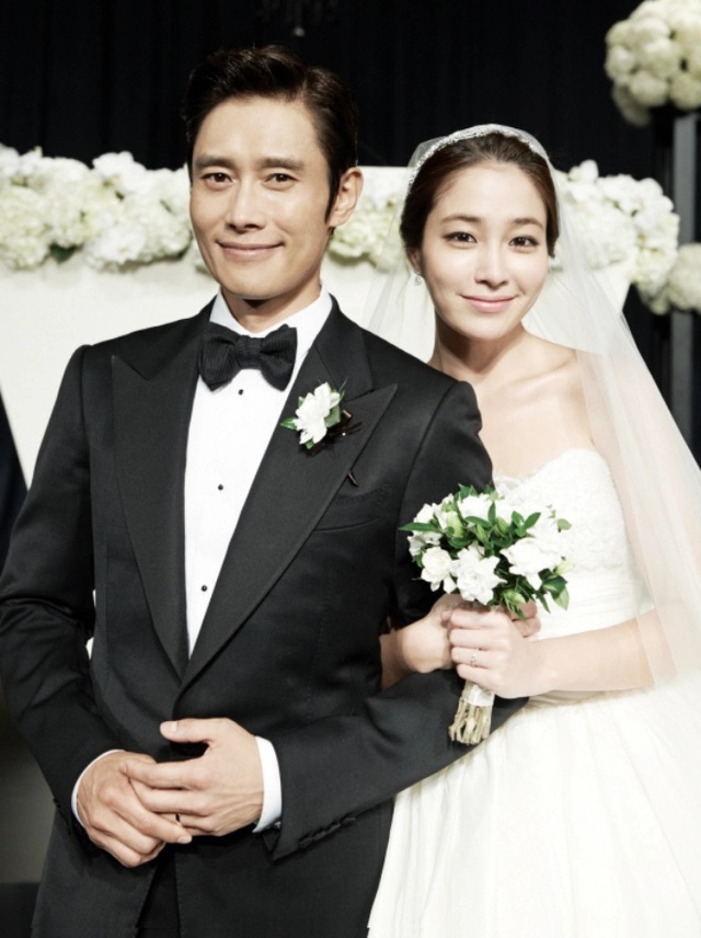 Vợ chồng Lee Byung Hun và Lee Min Jung hạnh phúc trở lại sau scandal. Ảnh: Kbizoom.