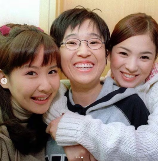 Song Hye Kyo và Jo Yeo Jeong (ngoài cùng bên trái) từng vài lần công khai tình bạn thân thiết trên mạng xã hội và các phương tiện truyền thông. Ảnh: Nate