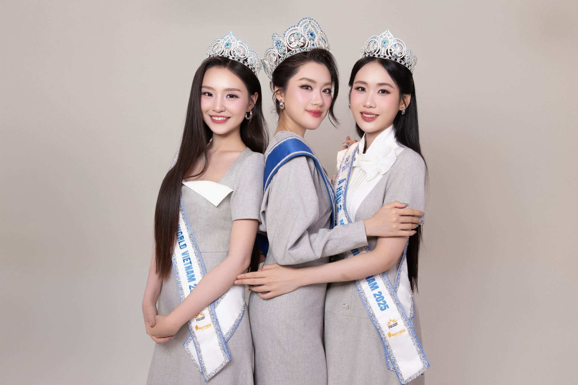 Phương Oanh và Tâm Như đều có sở thích ôm đôi phương 