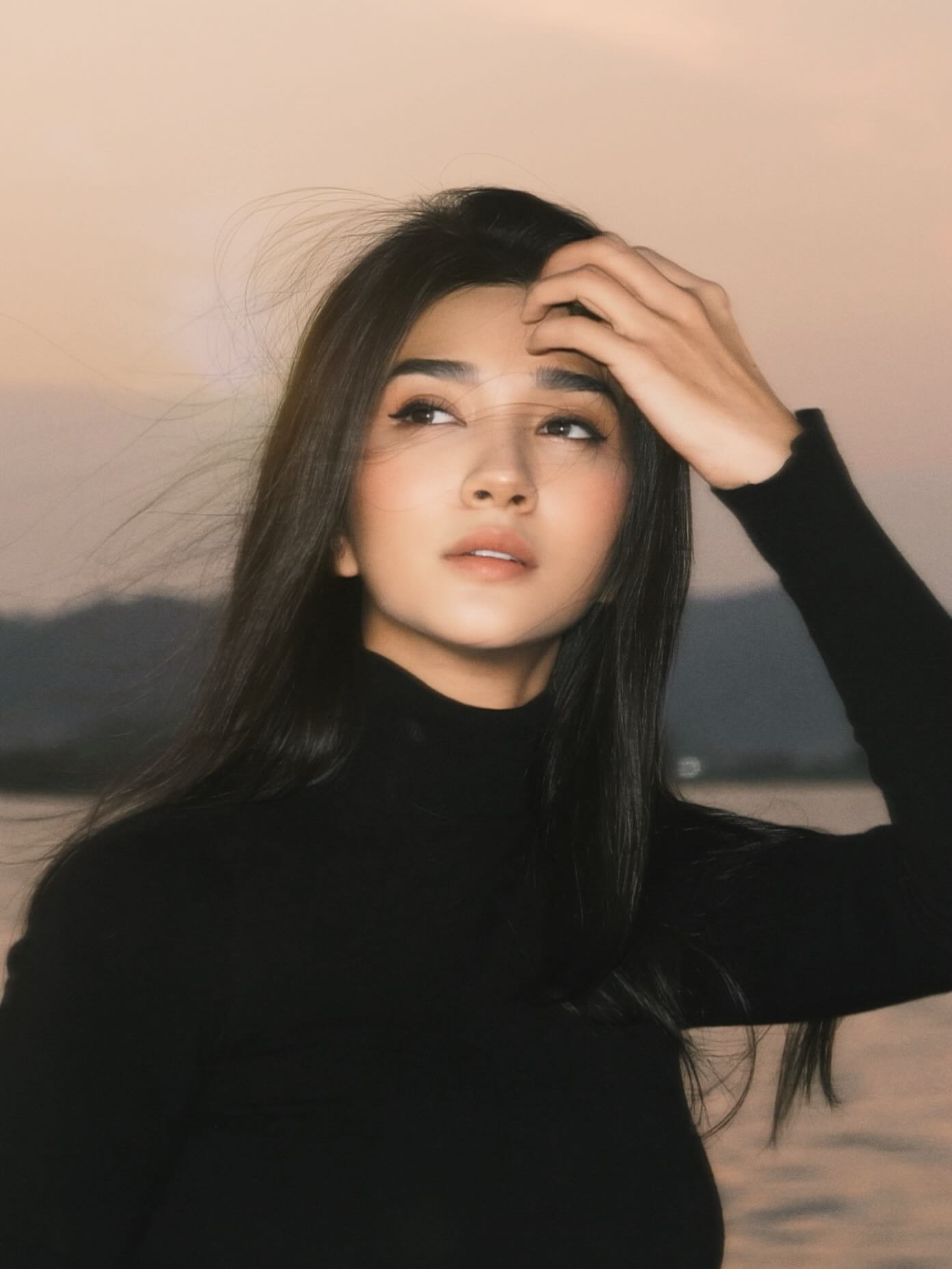 Kim Tuyến bị nghi là mỹ nhân tiếp theo bắt trend nhuộm da nâu