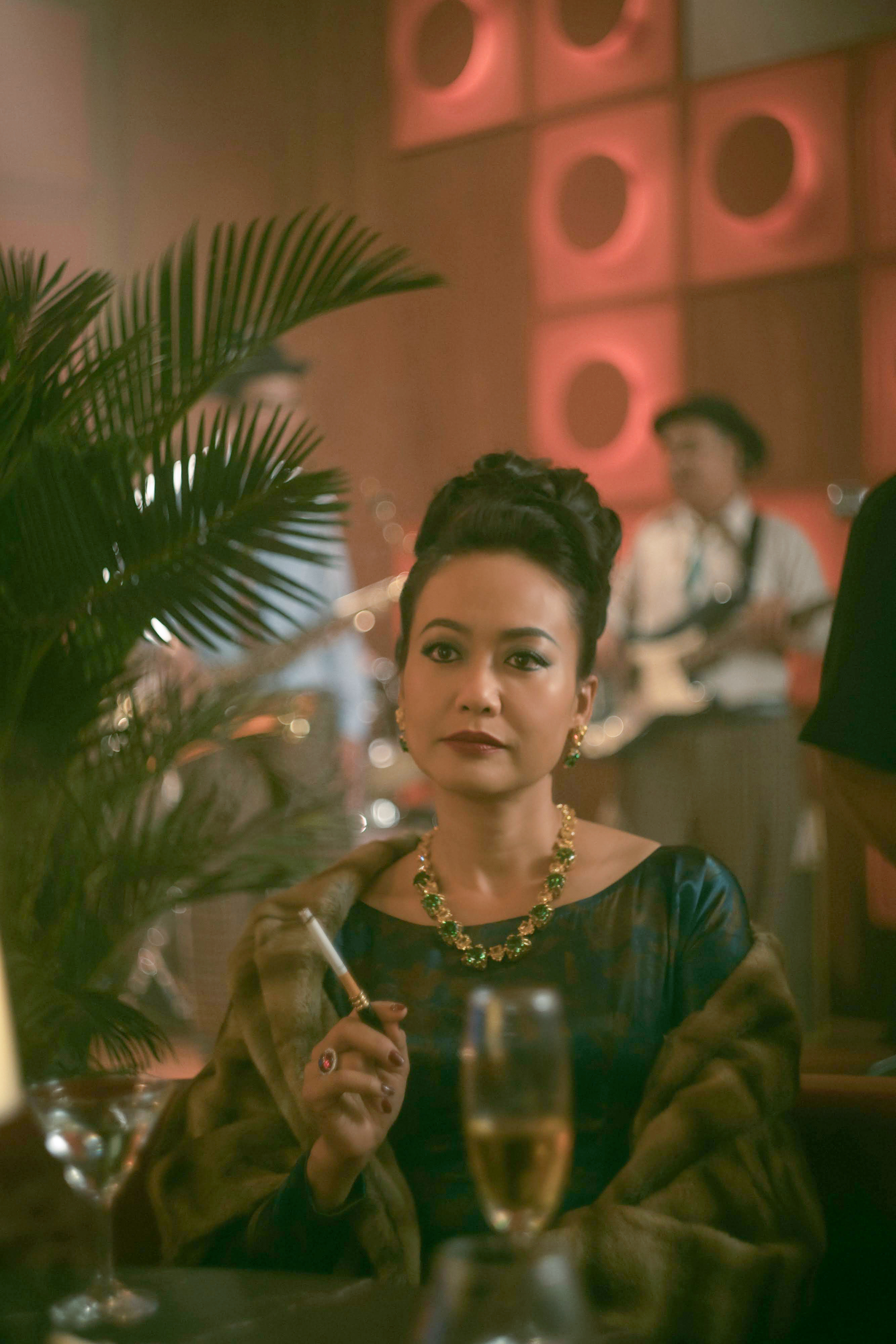 Hồng Ánh toát lên vẻ uy quyền, không rõ là phản diện hay chính diện