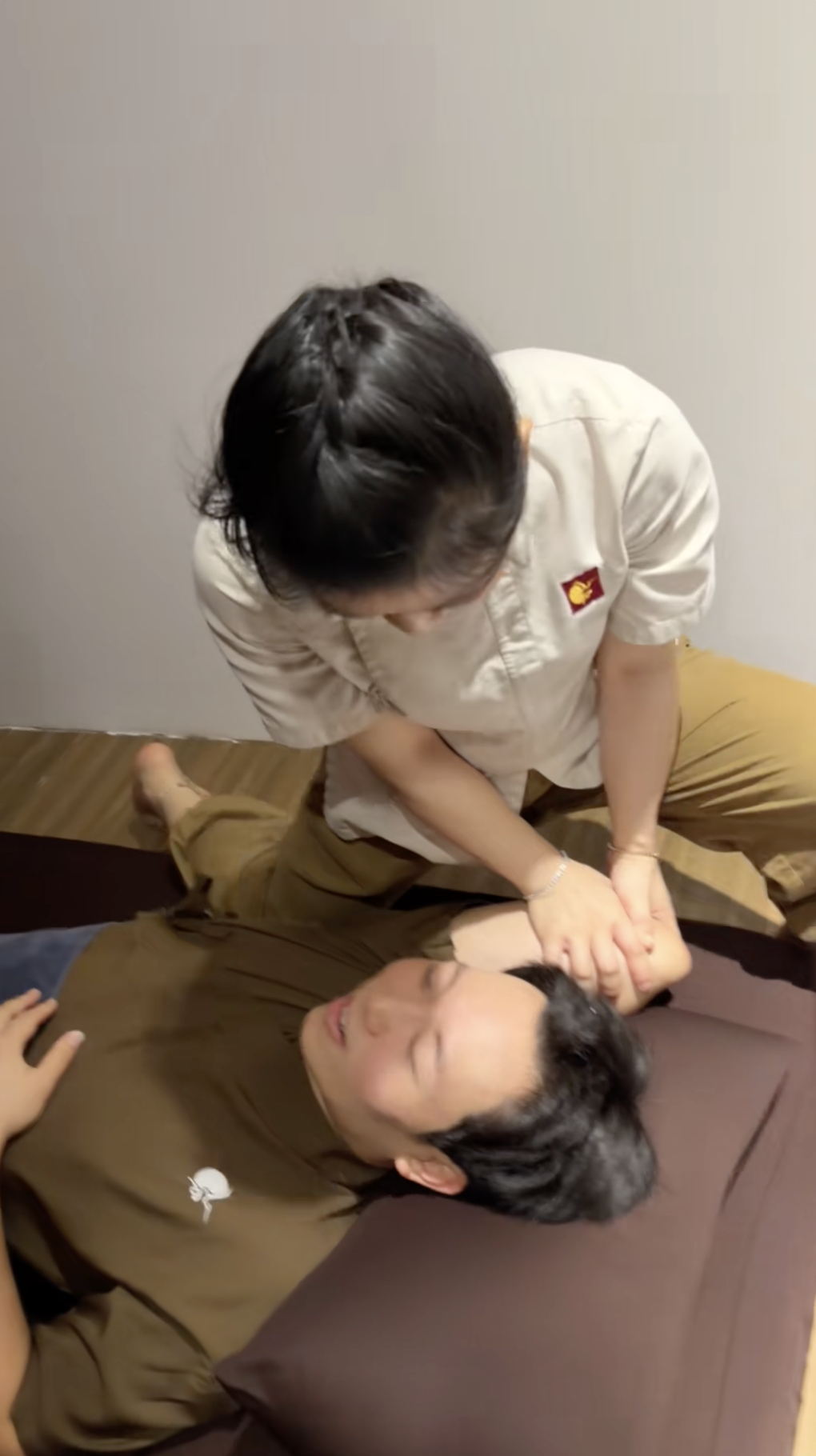 Buổi massage khiến cơ thể Ho Jun cảm thấy khoẻ hơn