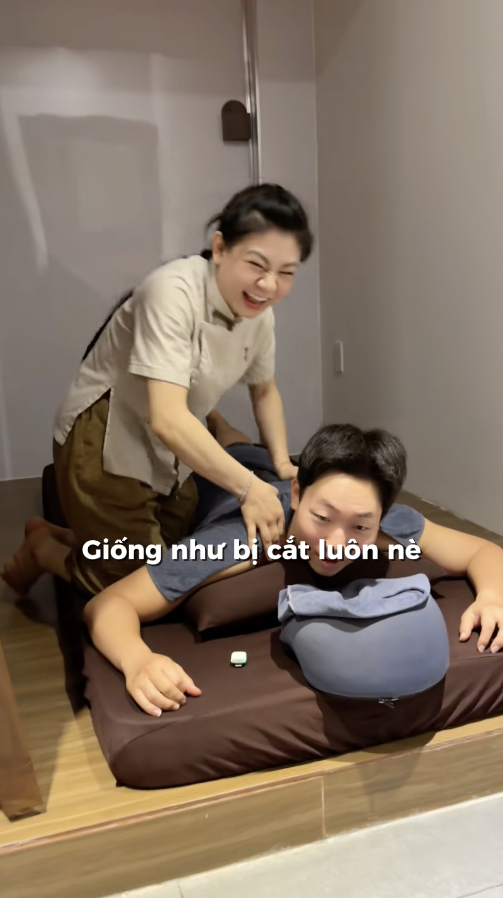 Đi massage bẻ khớp 2 tiếng, nam du khách Hàn Quốc ngượng chín mặt vì lỡ phát ra âm thanh lạ