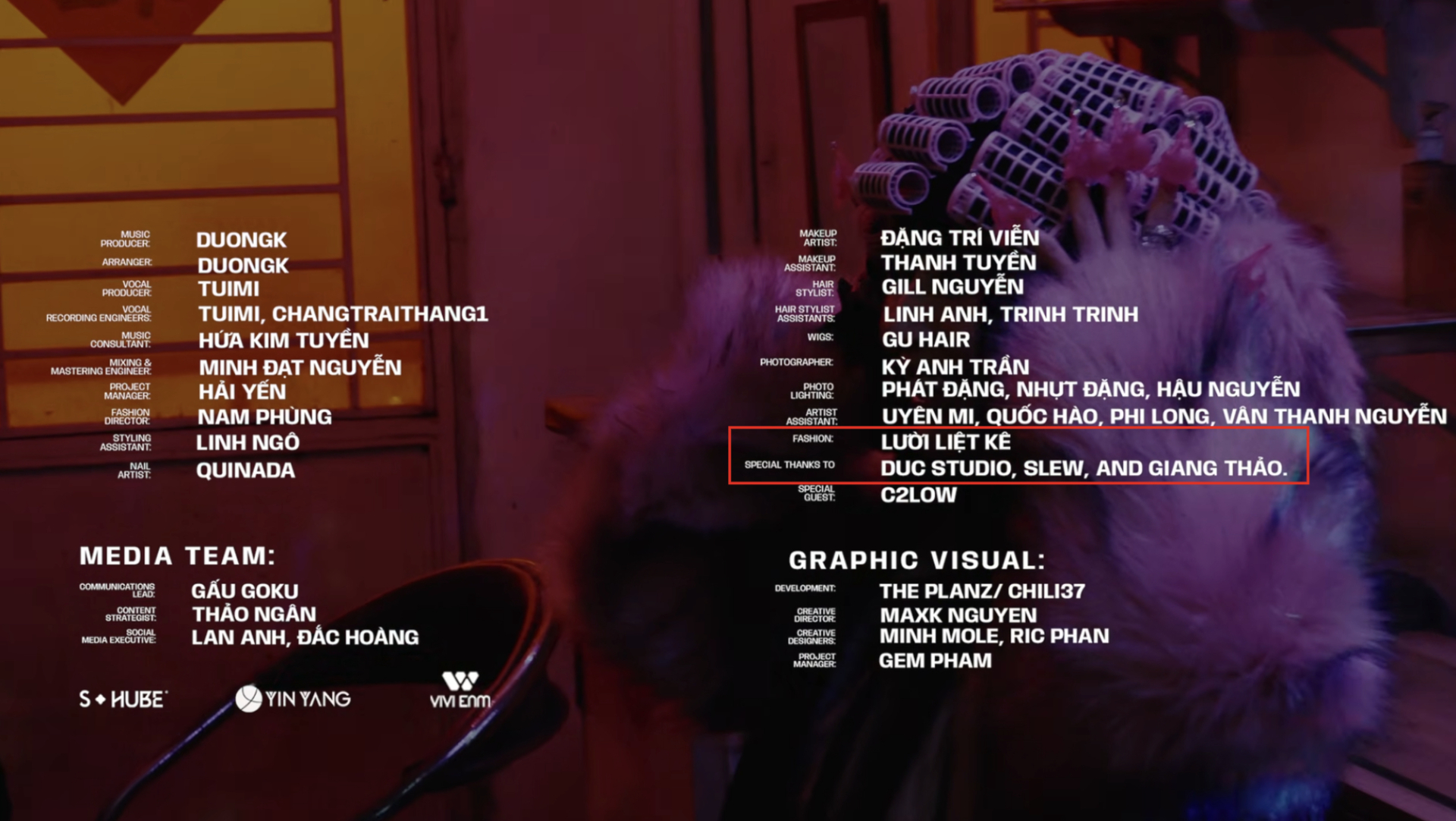 Phần thời trang được đảm nhiệm bởi Fashion Director Nam Phùng.