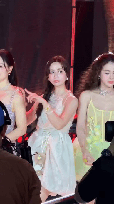 Huyền Lizzie xin lỗi khán giả vì giao diện bánh bèo điệu như nước, cả nước không đồng ý...