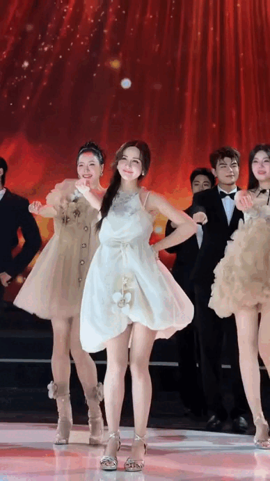 Huyền Lizzie xin lỗi khán giả vì giao diện bánh bèo điệu như nước, cả nước không đồng ý...