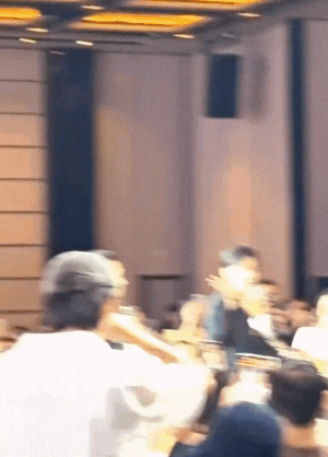  Người đẹp không khỏi phấn khích khi Lee Min Ho nhìn về phía mình