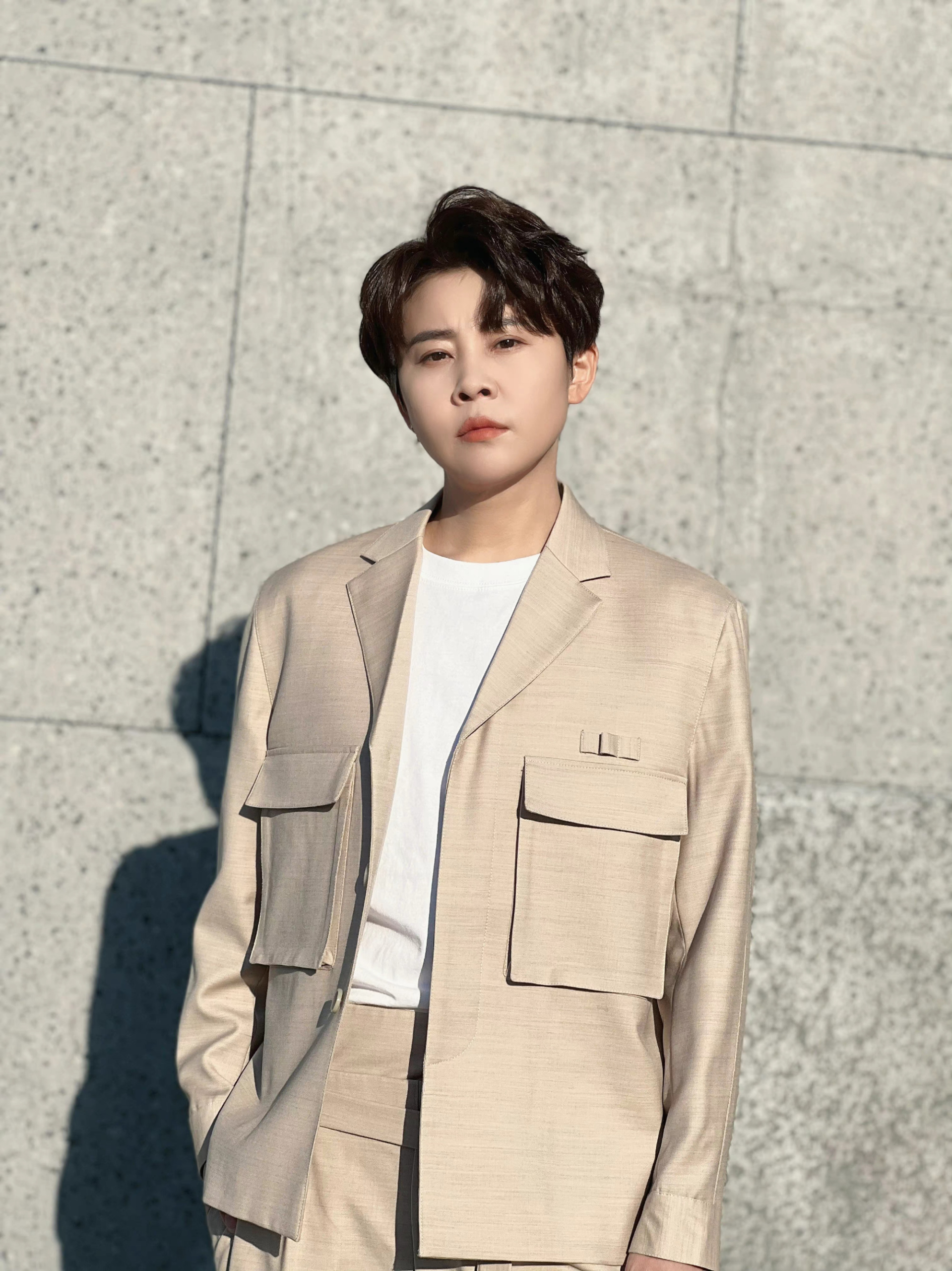 1 số người chỉ ra rằng Vương Mông vốn sở hữu gương mặt lạnh lùng, nghiêm nghị và 