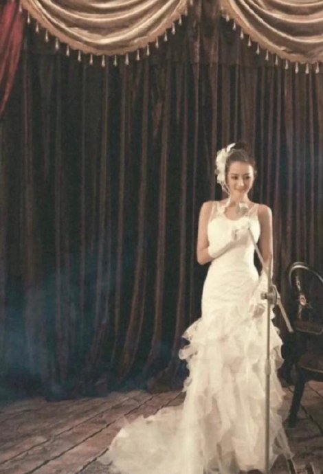 Những chiếc váy cưới dù đơn giản cũng trở nên lộng lẫy lạ thường khi được khoác lên người Địch Lệ Nhiệt Ba. Ảnh: Weibo