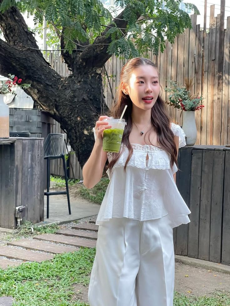 4 kiểu áo hè xinh lịm tim, phối với quần jeans hay chân váy đều xuất sắc