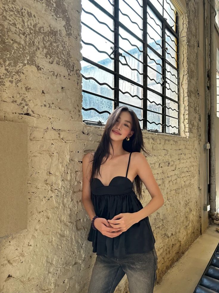 4 kiểu áo hè xinh lịm tim, phối với quần jeans hay chân váy đều xuất sắc