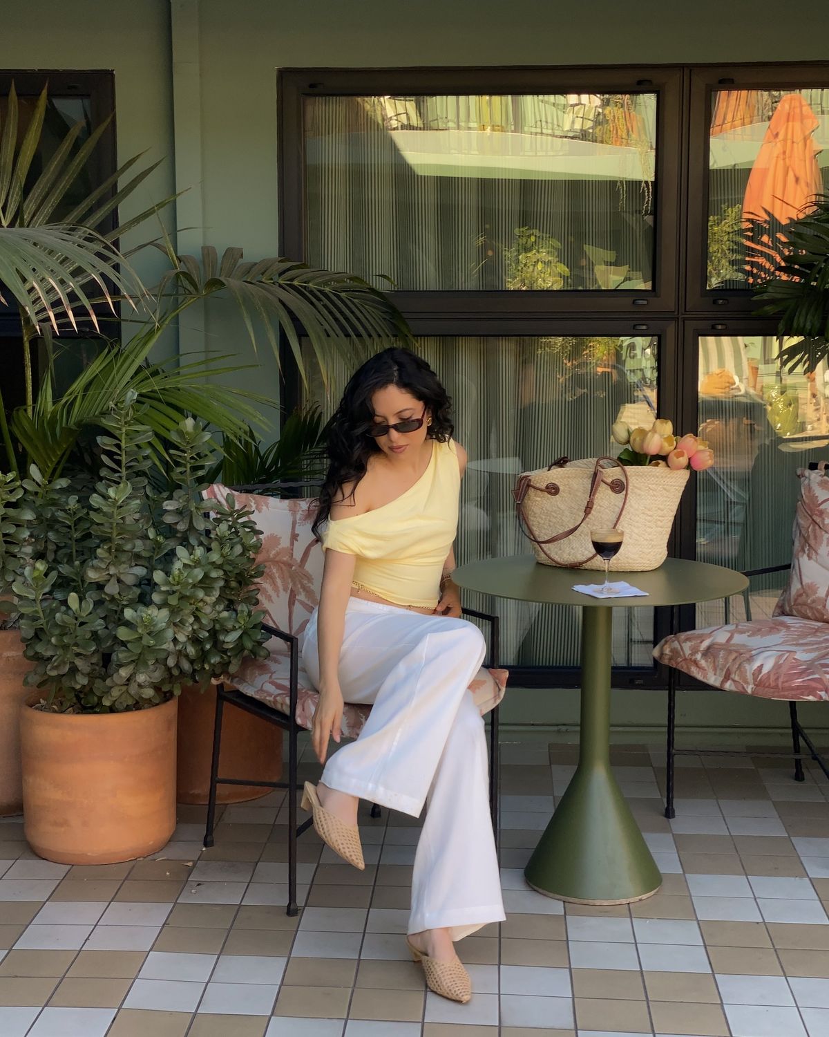 4 kiểu áo hè xinh lịm tim, phối với quần jeans hay chân váy đều xuất sắc