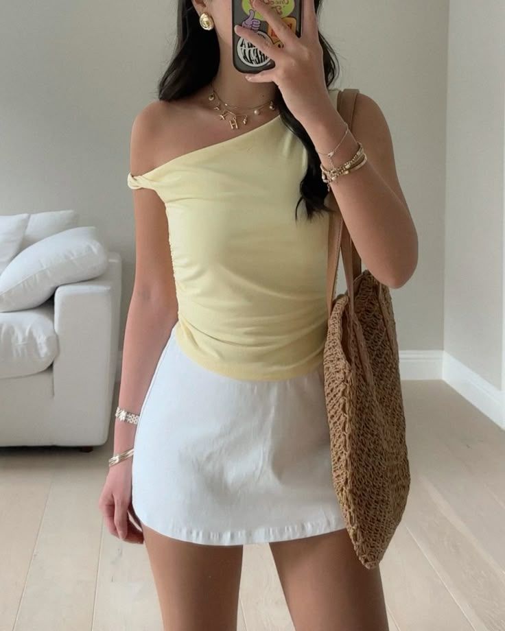 4 kiểu áo hè xinh lịm tim, phối với quần jeans hay chân váy đều xuất sắc