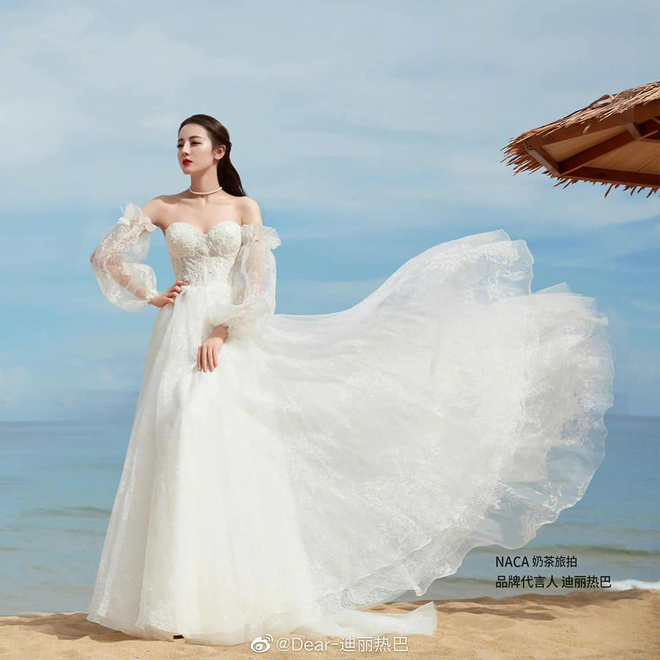 Sau khi chính thức gia nhập làng giải trí và vụt sáng thành sao hạng A, Địch Lệ Nhiệt Ba lại càng có nhiều cơ hội khoác lên mình những bộ váy cưới cao cấp. Ảnh: Weibo