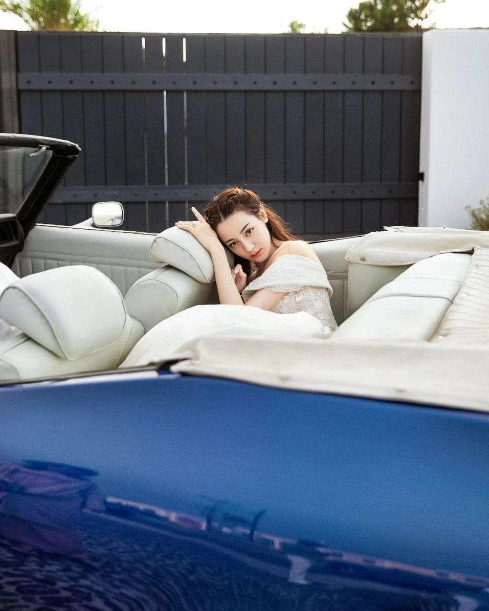 ... và là con cưng của nhiều thương hiệu xa xỉ. Ảnh: Weibo