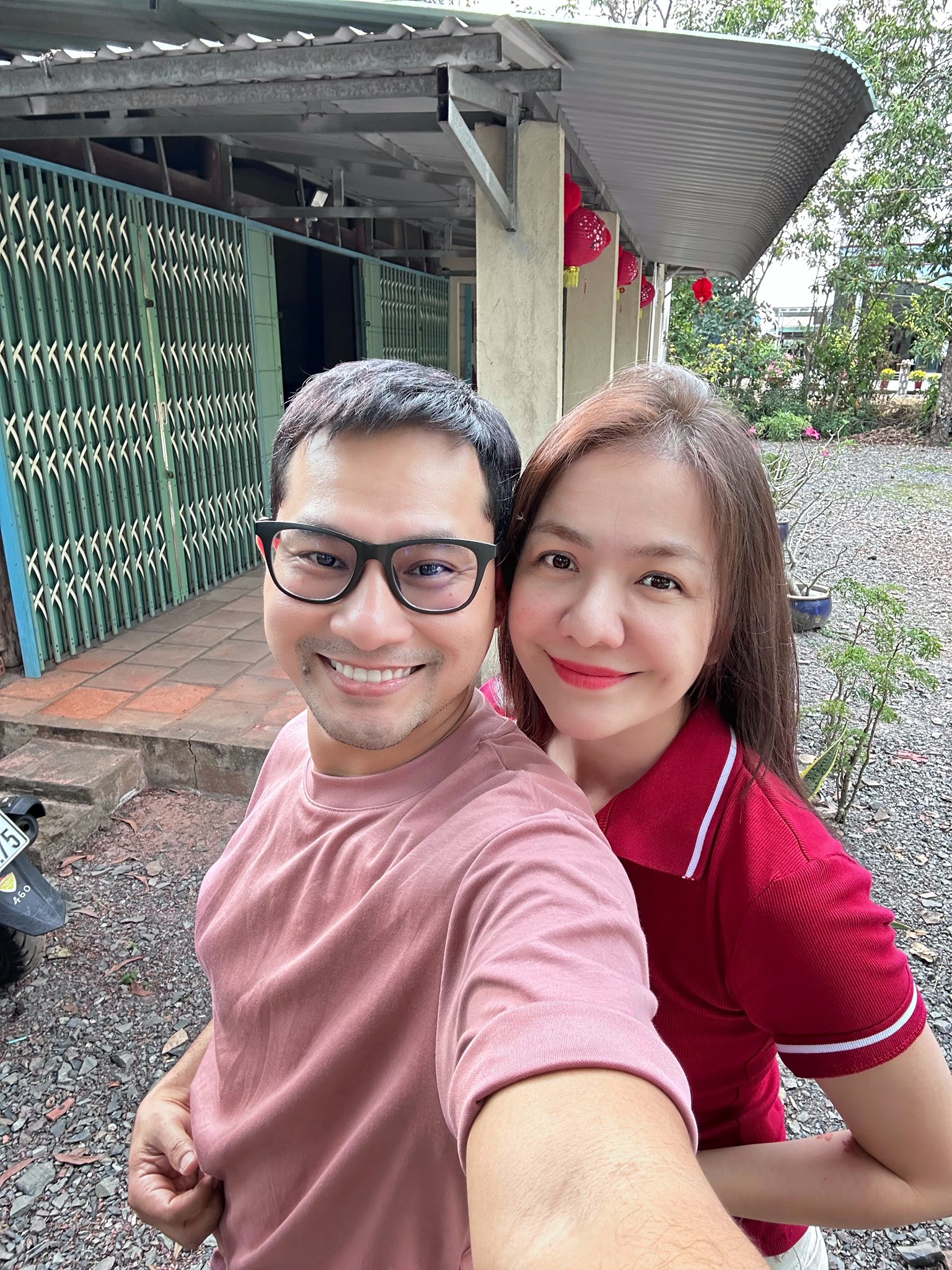 Anh và vợ luôn song hành với nhau trong tất cả các hoạt động 