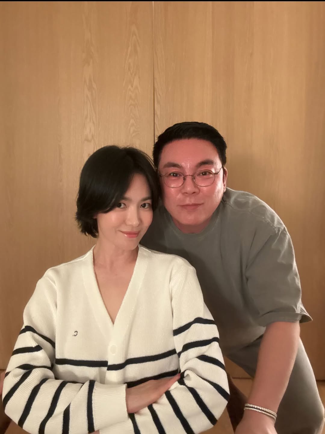 Nữ nghệ sĩ họ Song thân mật sát sạt Raymond Chae trong tiệc sinh nhật vừa mới diễn ra. Ảnh: IGNV