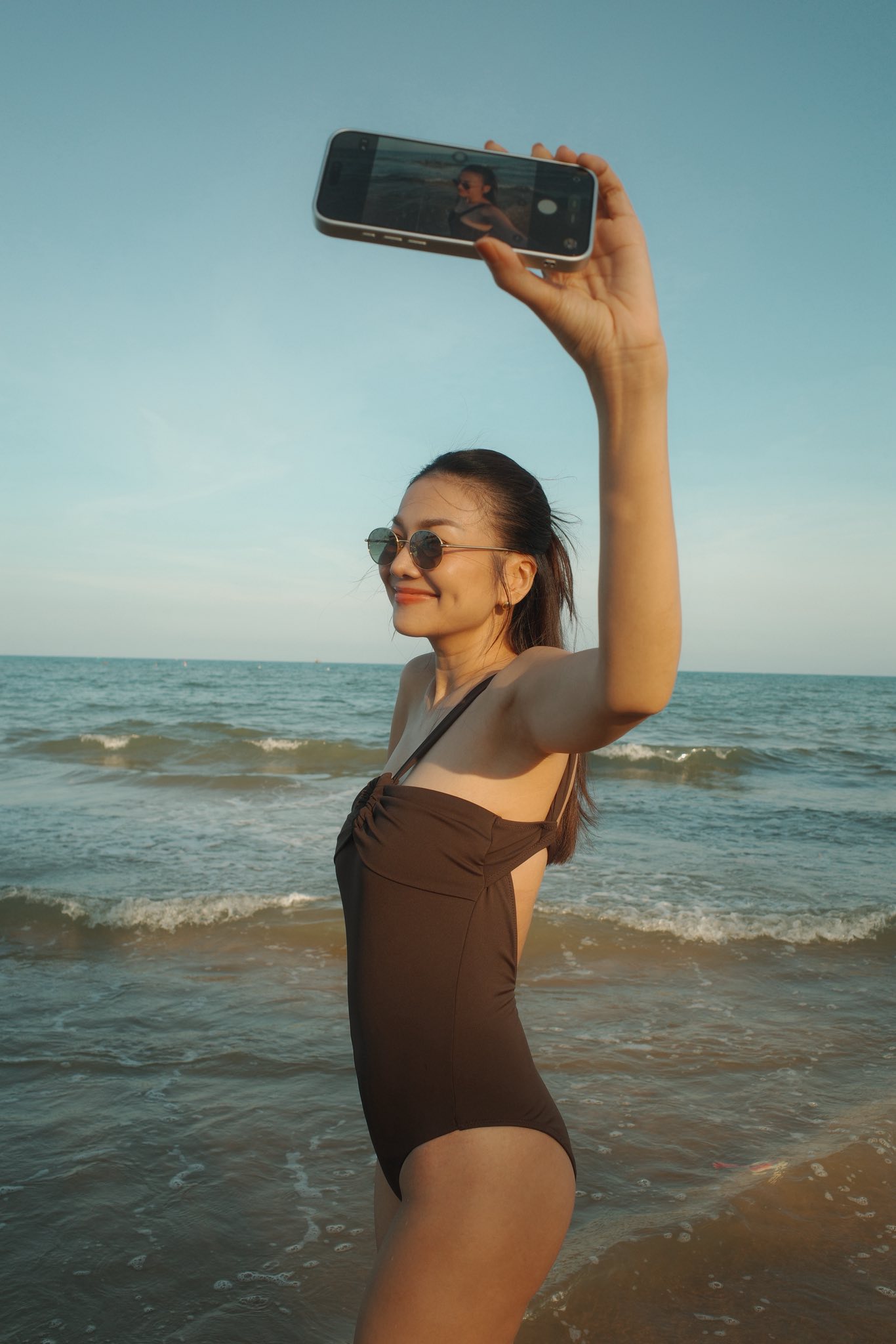 Vóc dáng đáng ngưỡng mộ của Thanh Hằng ở tuổi 43