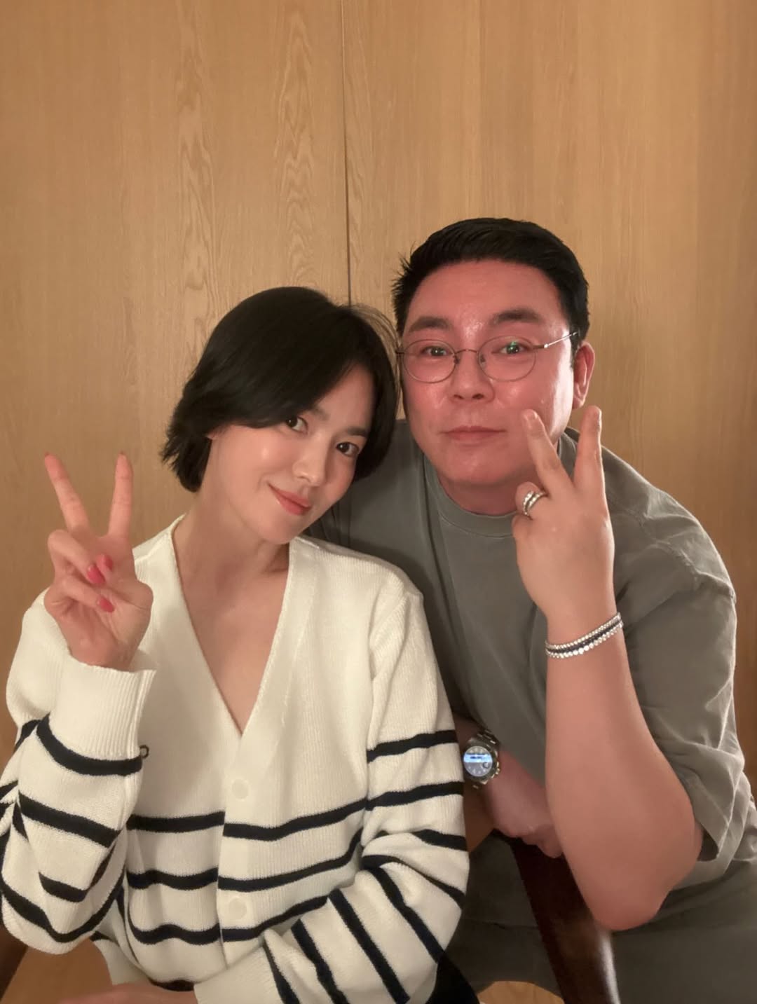 Song Hye Kyo thân mật bên người đàn ông đặc biệt, còn liên quan tới Song Joong Ki mới khét lẹt