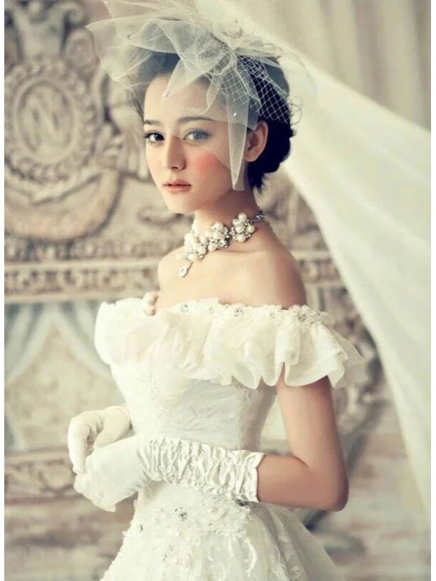 Loạt ảnh Địch Lệ Nhiệt Ba làm người mẫu váy cưới ở quê nhà Tân Cương lúc chưa vào showbiz đã hot trở lại. Ảnh: Weibo