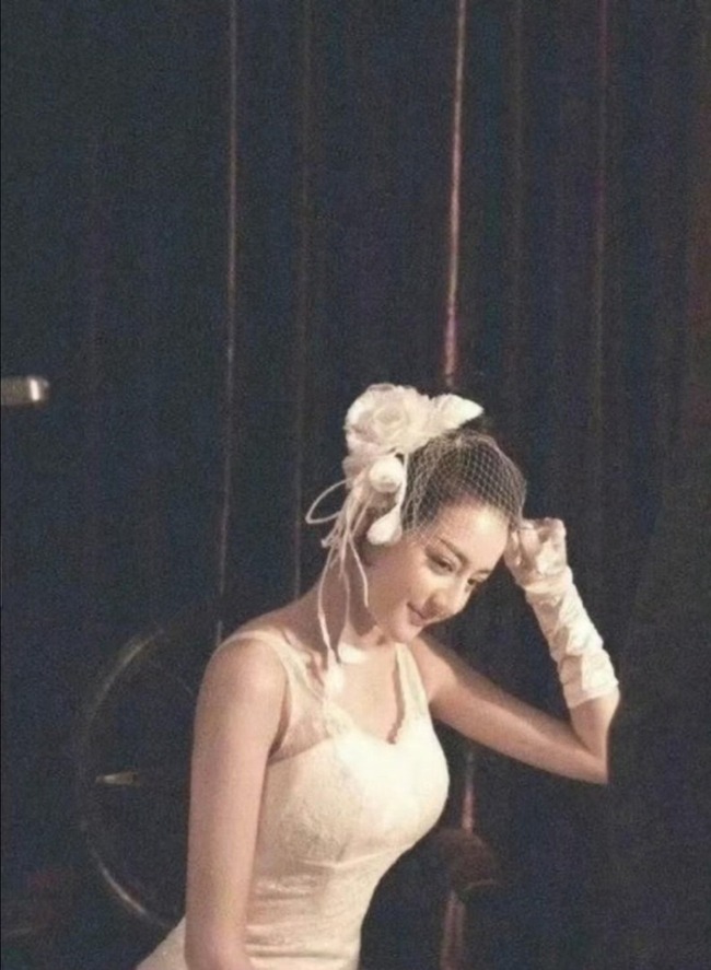 Địch Lệ Nhiệt Ba đẹp như búp bê sống. Ảnh: Weibo