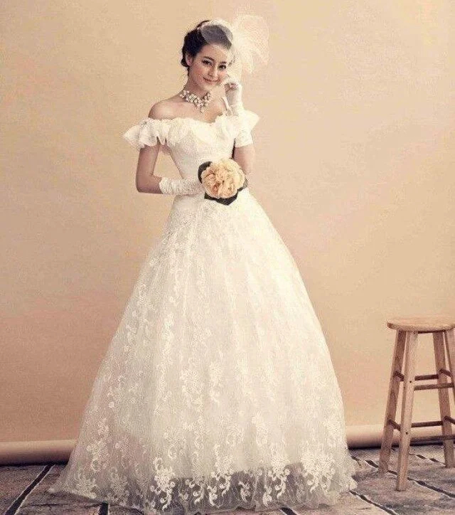 Dù chất lượng ảnh không quá cao và phong cách trang điểm, làm tóc thời đó có phần lỗi mốt, nhưng gương mặt của Địch Lệ Nhiệt Ba vẫn tỏa sáng rực rỡ. Ảnh: Weibo