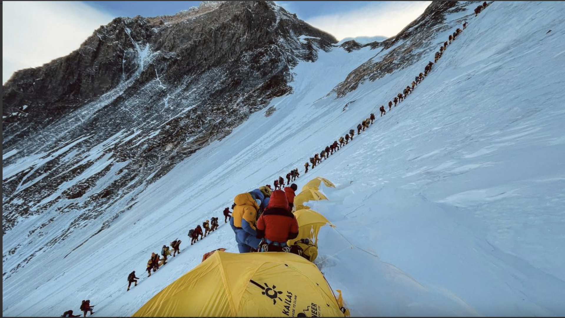   Dòng người xếp hàng leo dốc trên đỉnh Everest (Ảnh: AFP)  