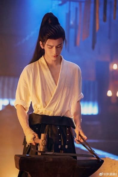 Trương Lăng Hách cũng mặc đồ kín đáo, không thấm mồ hôi dù vận động mạnh