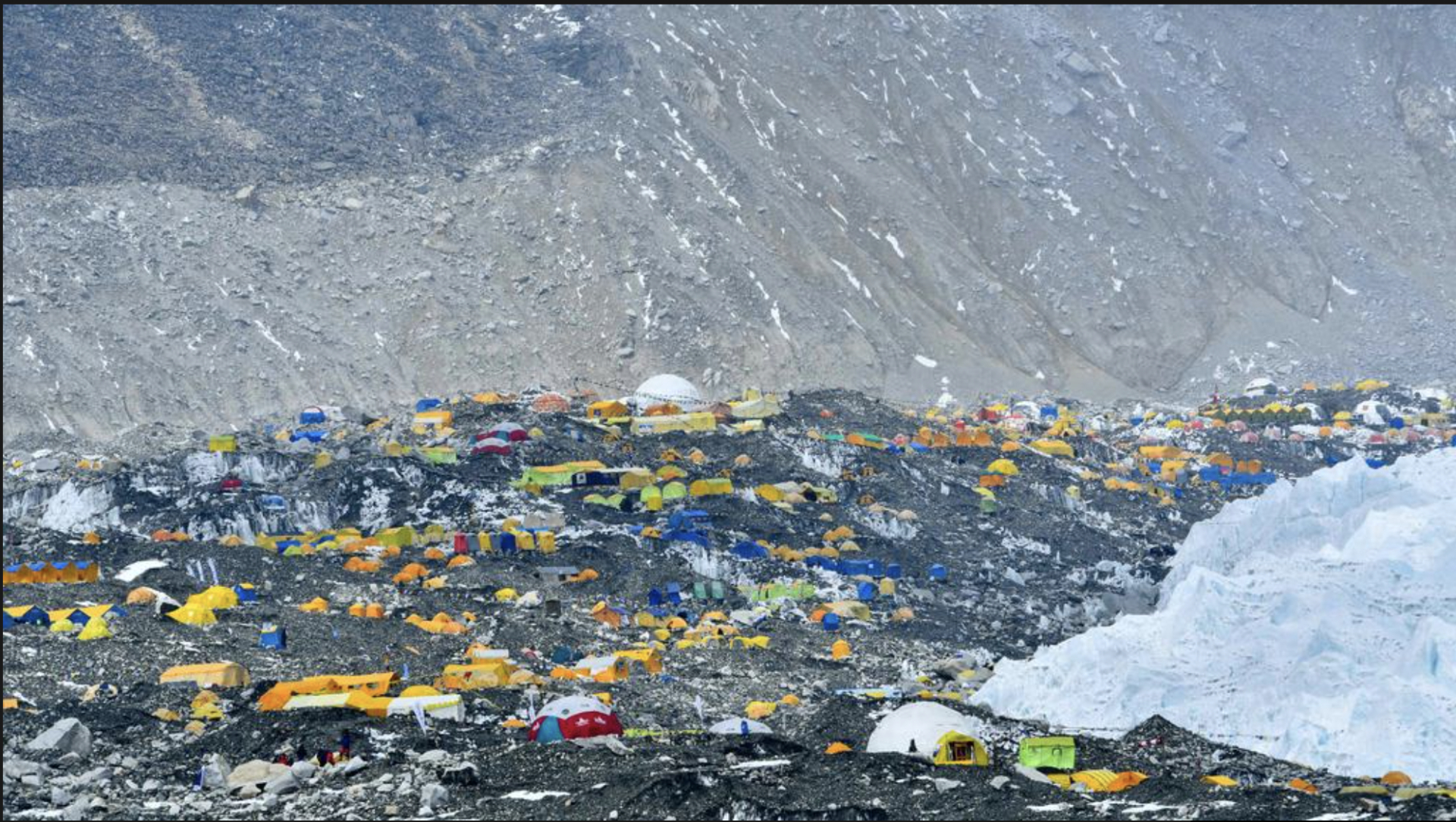 Những căn lều bị bỏ lại (Ảnh: AFP)