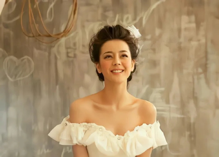 Ngay từ khi chưa được đào tạo bài bản về diễn xuất hay tạo dáng, Địch Lệ Nhiệt Ba đã sở hữu khí chất sang trọng, kiêu kỳ. Ảnh: Weibo