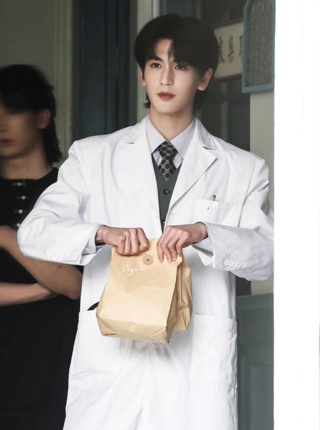 Tuy nhiên, thực tế vai diễn của anh là một bác sĩ, bộ quân phục là đi trộm của bố để mặc