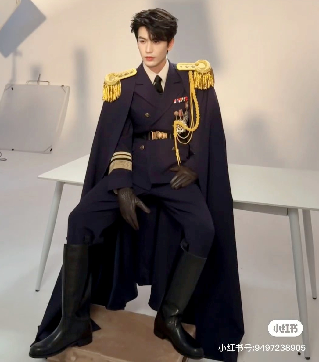 Trương Lăng Hách trước đó thường xuyên lăng xê việc mặc quân phục đẹp trai