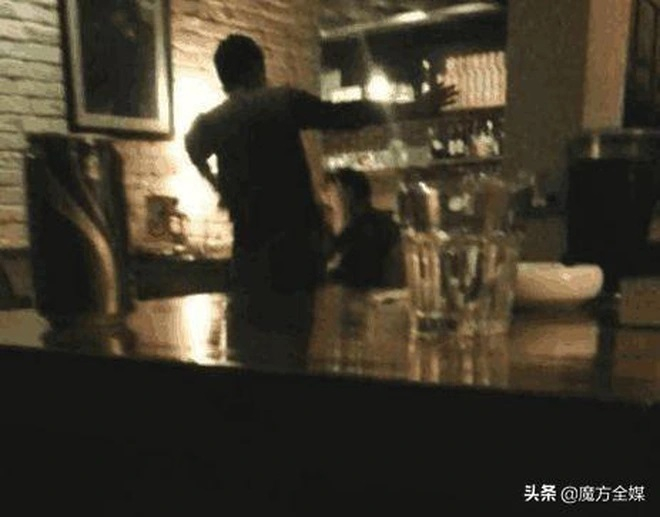 ... rồi sau đó hắt nước, tát vào mặt, nắm tóc Vu Chính. Ảnh: Toutiao.