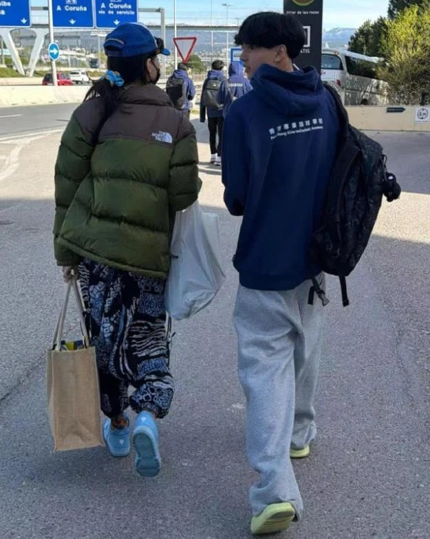 Quintus đã cao hơn mẹ. Ảnh: Weibo