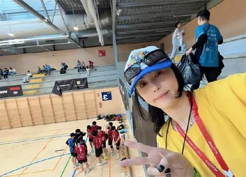 Cô sang Tây Ban Nha để cổ vũ cho Quintus. Ảnh: Weibo