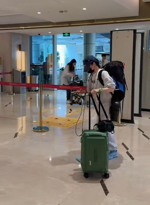 Trương Bá Chi được bắt gặp ở sân bay. Ảnh: Weibo