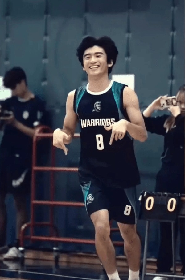 Quintus nổi bật với vóc dáng ấn tượng...