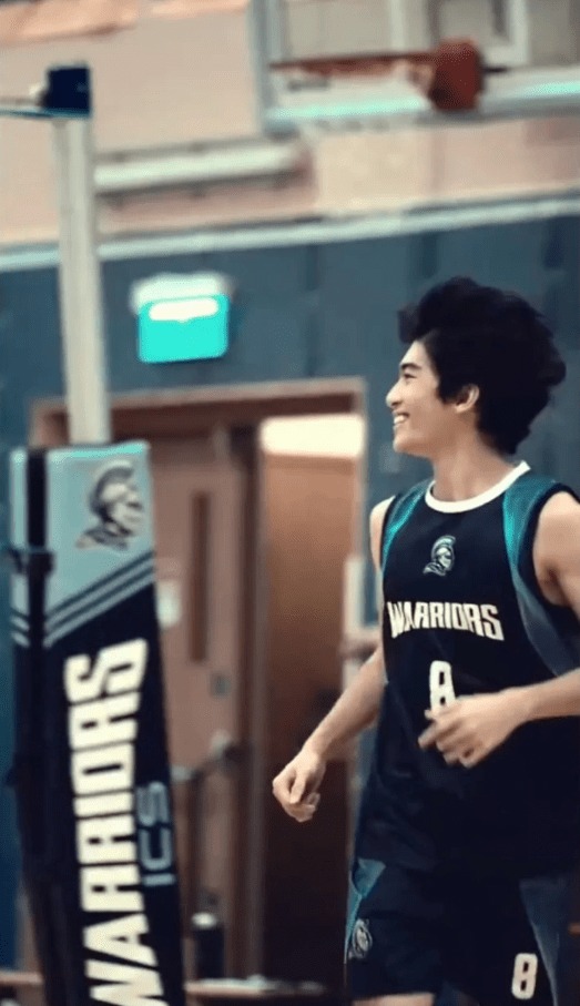 ... và gương mặt sáng trên sân đấu. Ảnh: Weibo