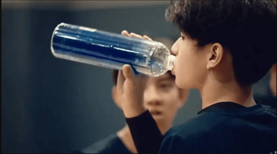 Cậu bé được nhận xét giống mẹ. Ảnh: Weibo