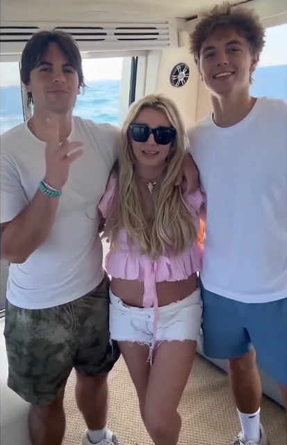 Sean Preston lập tức quay về bên mẹ...