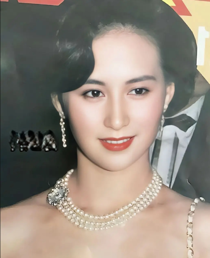 Thời trẻ, Hà Siêu Quỳnh có hoạt động trogn showbiz và gây ấn tượng với nhan sắc, thần thái đỉnh cao. Thậm chí ông Hà Hồng Sân còn tự hào tuyên bố: