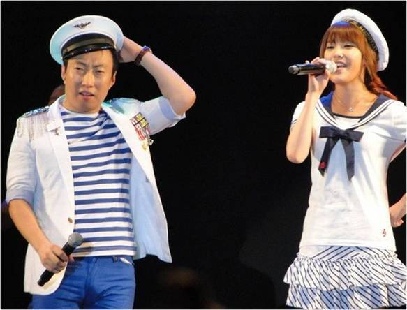 Park Myung Soo đã không đồng ý hát song ca với IU khi cô được gọi đến thay thế cho Jessica Jung vướng lịch trình. Ảnh: Nate.